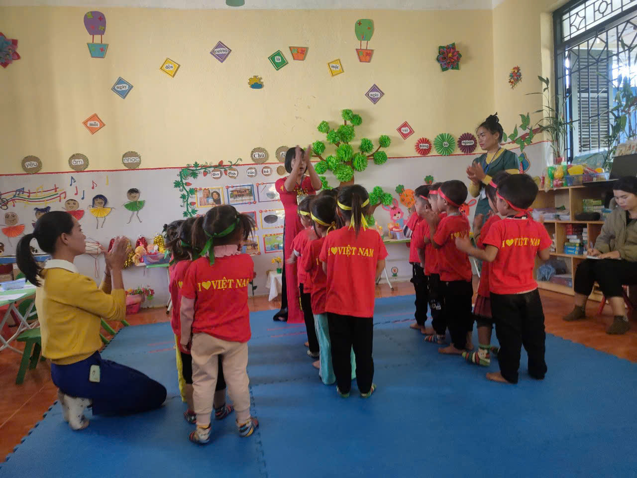 Cô giáo dạy trẻ học hát cùng cô